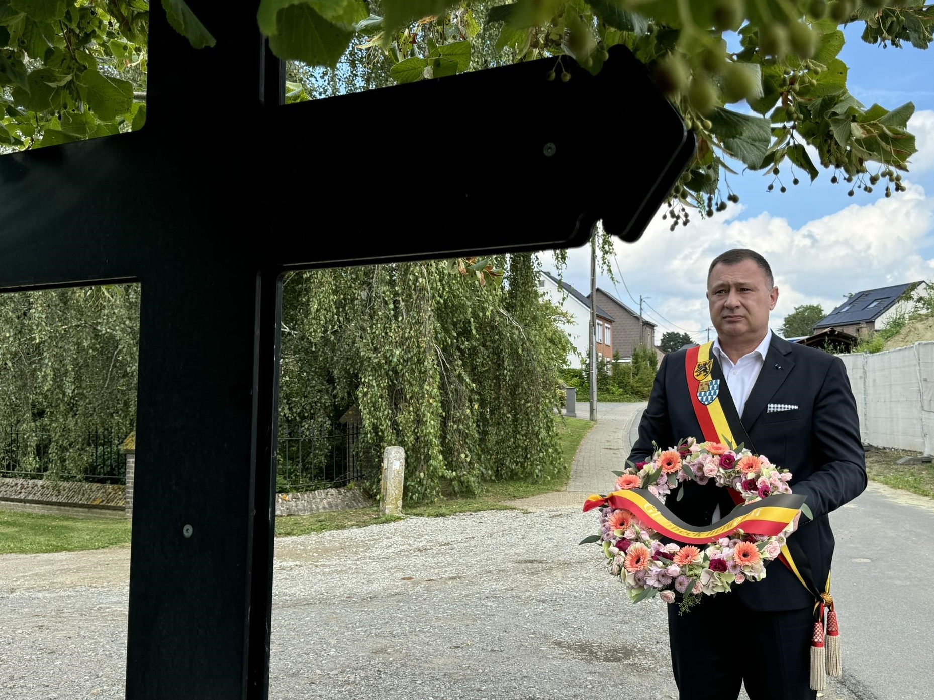 Bloemenhulde voor de soldaten en inwoners die 110 jaar geleden omkwamen in ons dorp tijdens WO I