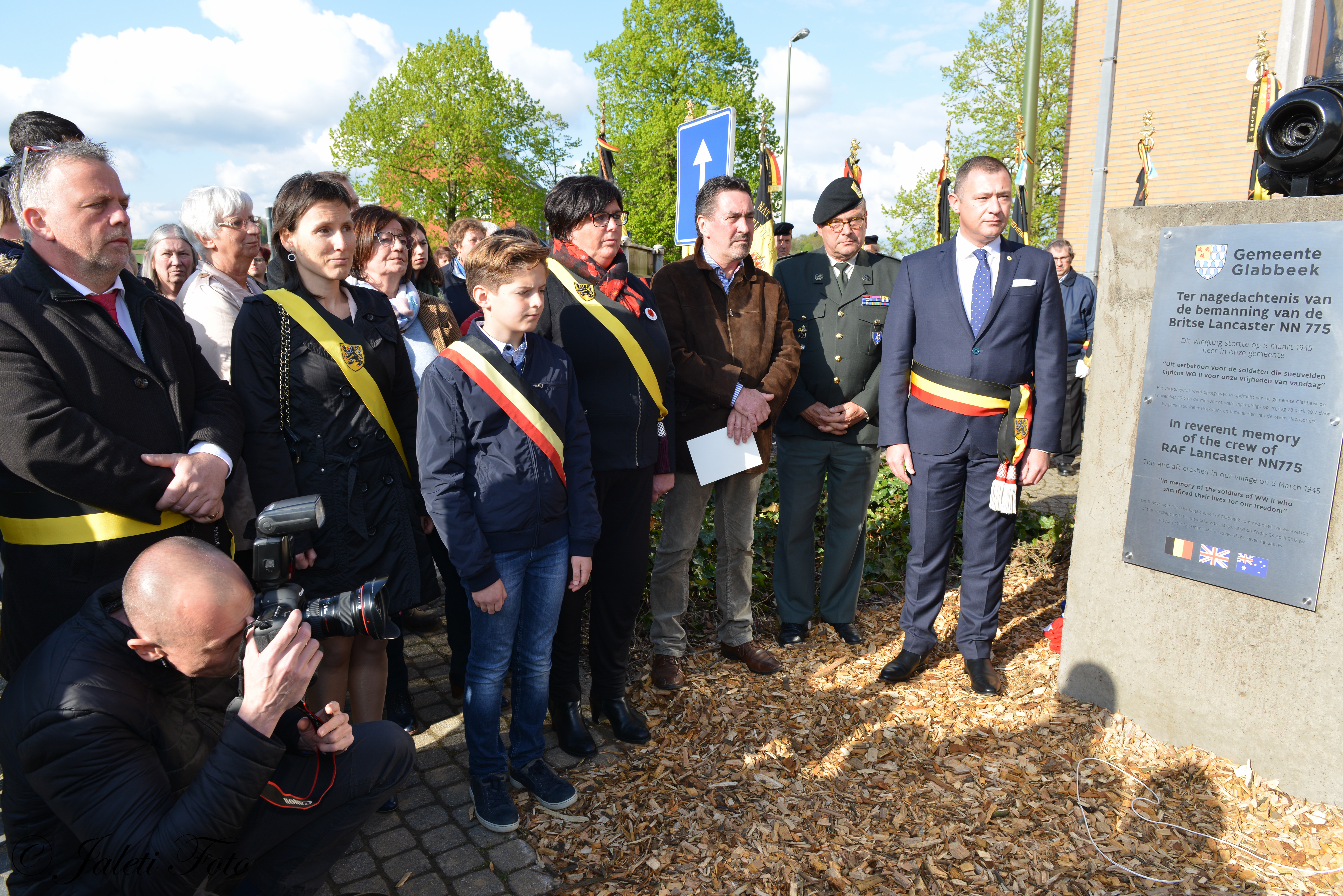 Inhuldiging van het herdenkingsmonument voor de bemanning van de Lancaster NN775 op 28/4/17 door burgemeester Peter Reekmans en de ambassadeurs van het VK en Australië