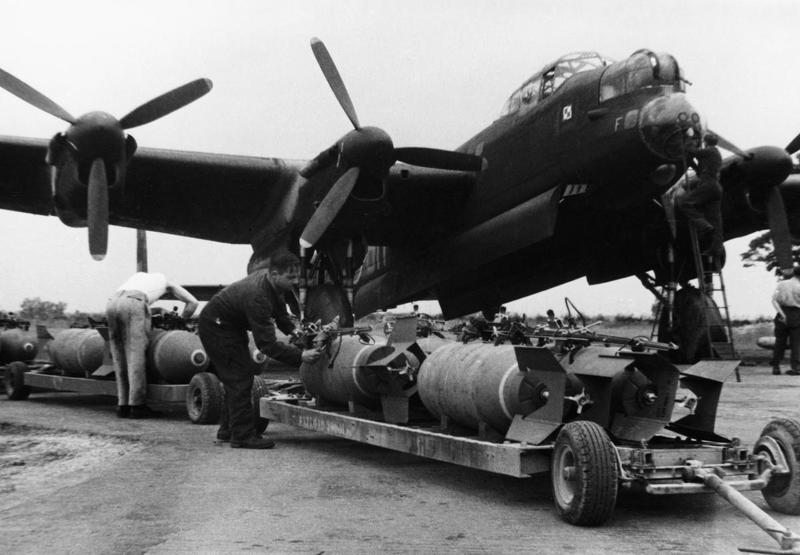 Laden van bommen Lancaster NN775